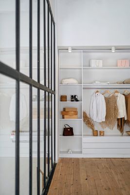                    OEM/ODM Customized Classic Hotel Furniture Wardrobe with Solid Wood Frame for Apartment, Hotel, Villa, Resort, Bar and Restaurant             