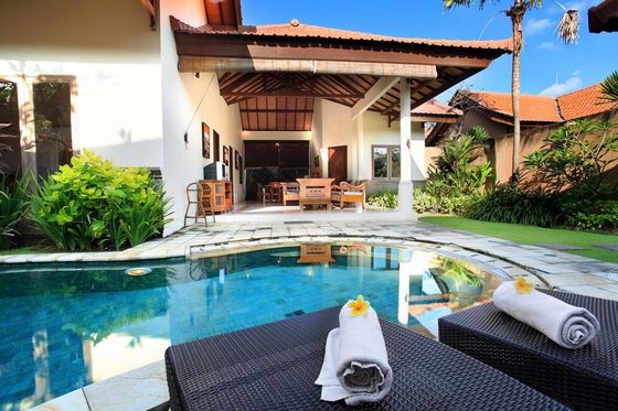 Customized Luxury Villa Furniture Ash Wood Restaurant Tables And Chairs Waterproof