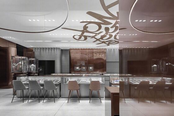 DISPLAY CABINET: A HIGH-QUALITY, MODERN STORAGE AND DISPLAY PIECE DESIGNED FOR SHOWCASING VARIOUS ITEMS (SUCH AS HANDICRAFTS, JEWELRY, COSMETICS, COLLECTIBLES, AND RETAIL GOODS).