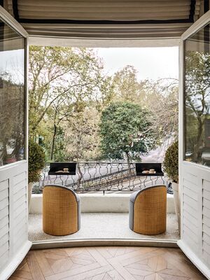 Elegant Necklace Ring Display Showcase Round Glass Jewelry Display Cabinet For Luxury Boutique