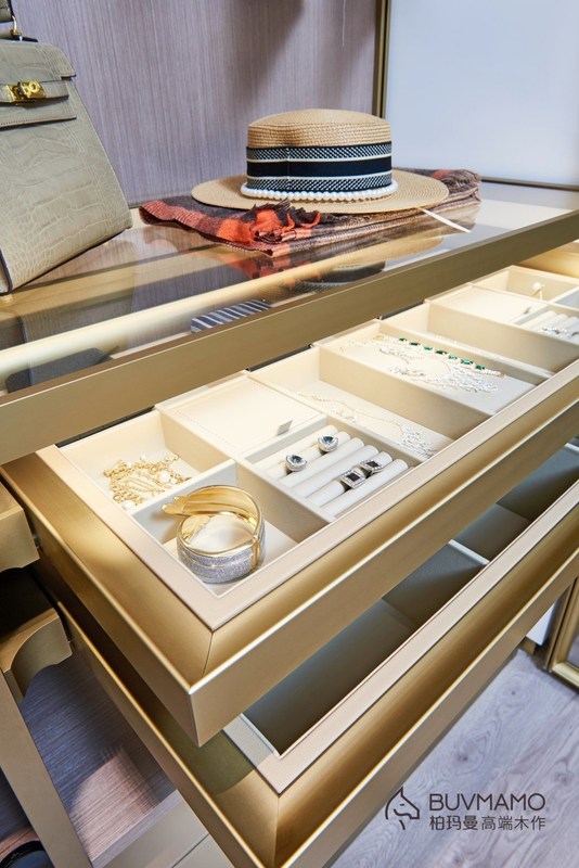                    Customized Solid Wood Chair for Hotel Villa Resort Apartment and Project Set             