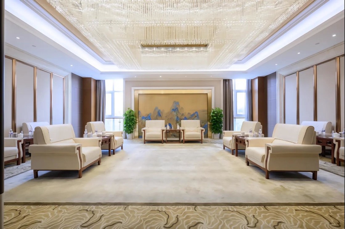 OEM/ODM Customized Elegant Commercial Solid Wood Frame Furniture Collection Solution Sets Made-in China