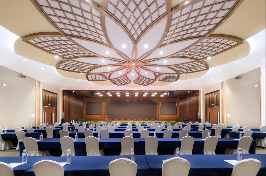 OEM/ODM Customized Elegant High End Hotel Furniture with Solid Wood Collection for Commercial Club