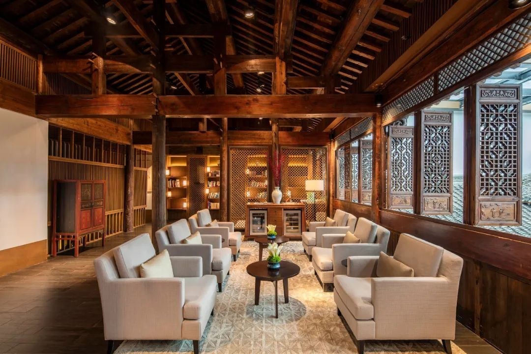 OEM/ODM Customized Elegant Office Furniture with Solid Wood Frame for Commercial