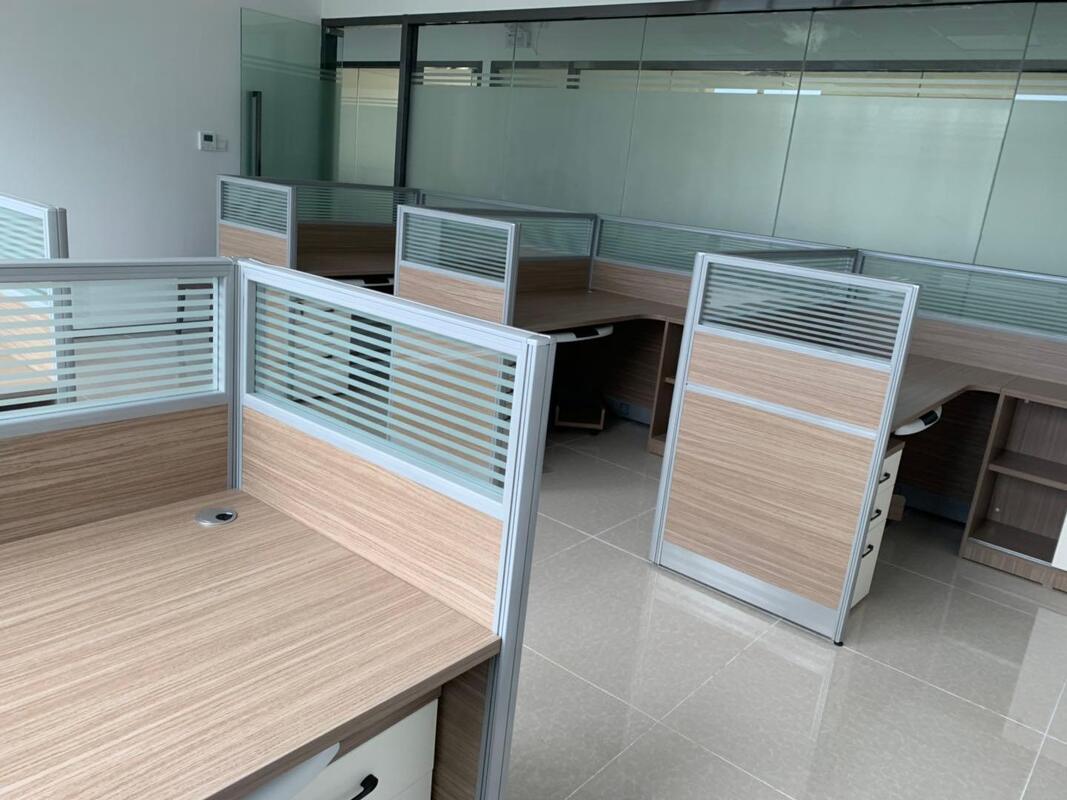 CUSTOM COMBINED OPEN-PLAN OFFICE PARTITION CUBICLE, MULTI-STAFF COMBINED WORKSTATION WITH STORAGE CABINET. PREMIUM MELAMINE DESKTOP & ALUMINUM GLASS DIVIDER, COMPETITIVE FACTORY PRICE