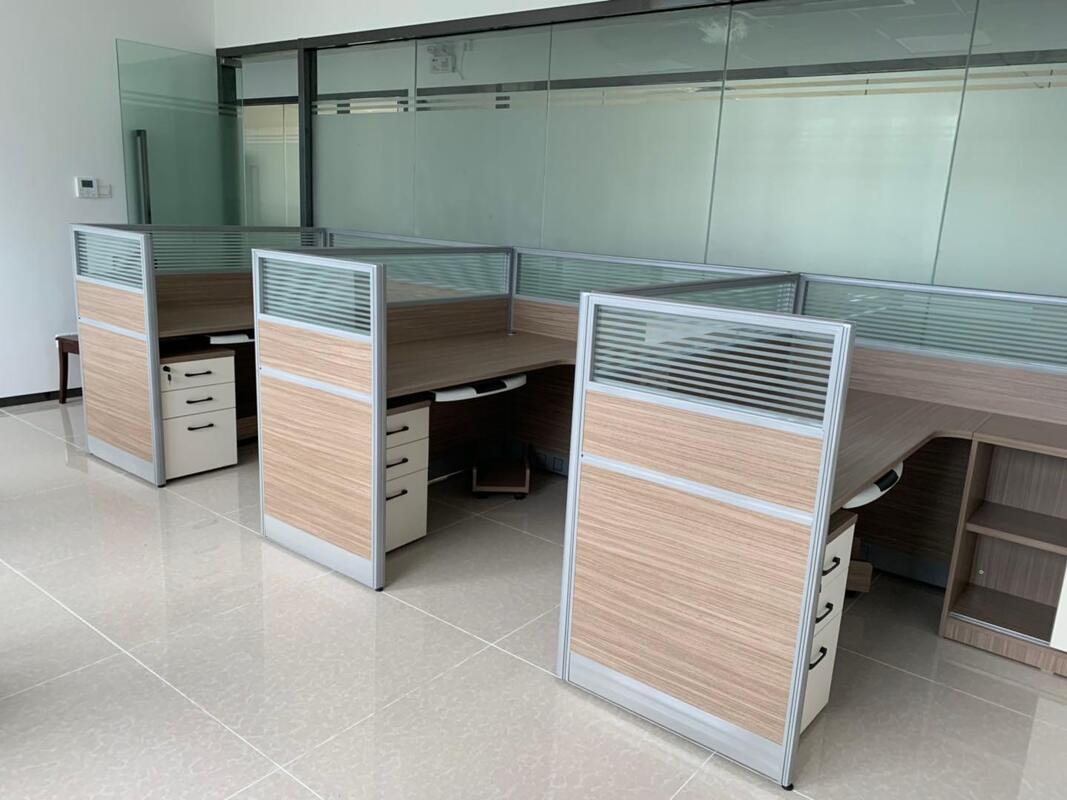 CUSTOM COMBINED OPEN-PLAN OFFICE PARTITION CUBICLE, MULTI-STAFF COMBINED WORKSTATION WITH STORAGE CABINET. PREMIUM MELAMINE DESKTOP & ALUMINUM GLASS DIVIDER, COMPETITIVE FACTORY PRICE