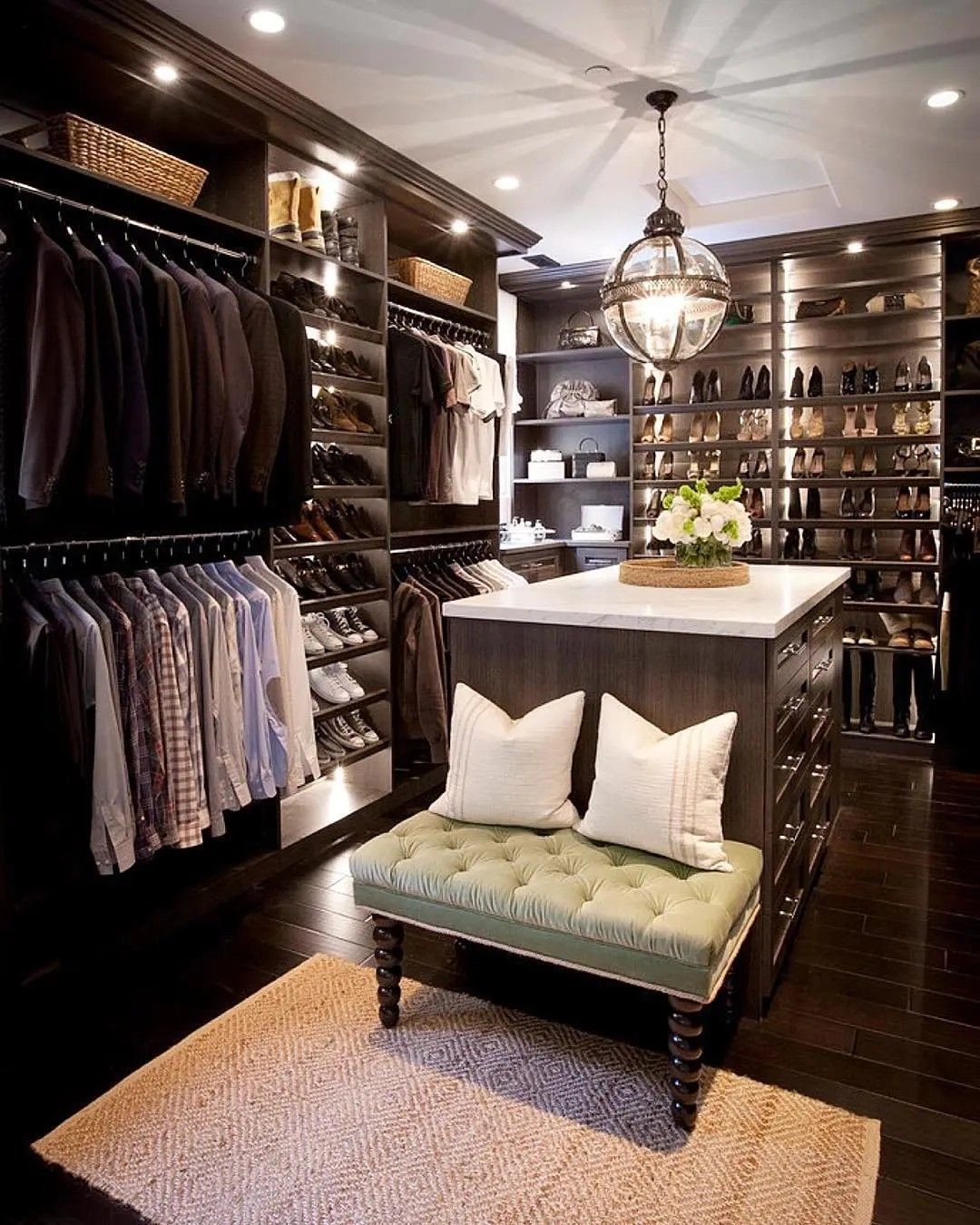                    OEM/ODM Customized Stylish Closet Furniture Solution for Apartments, Villa, Resort, Hotel Custom Personal Touch Included with Solid Wood in China             