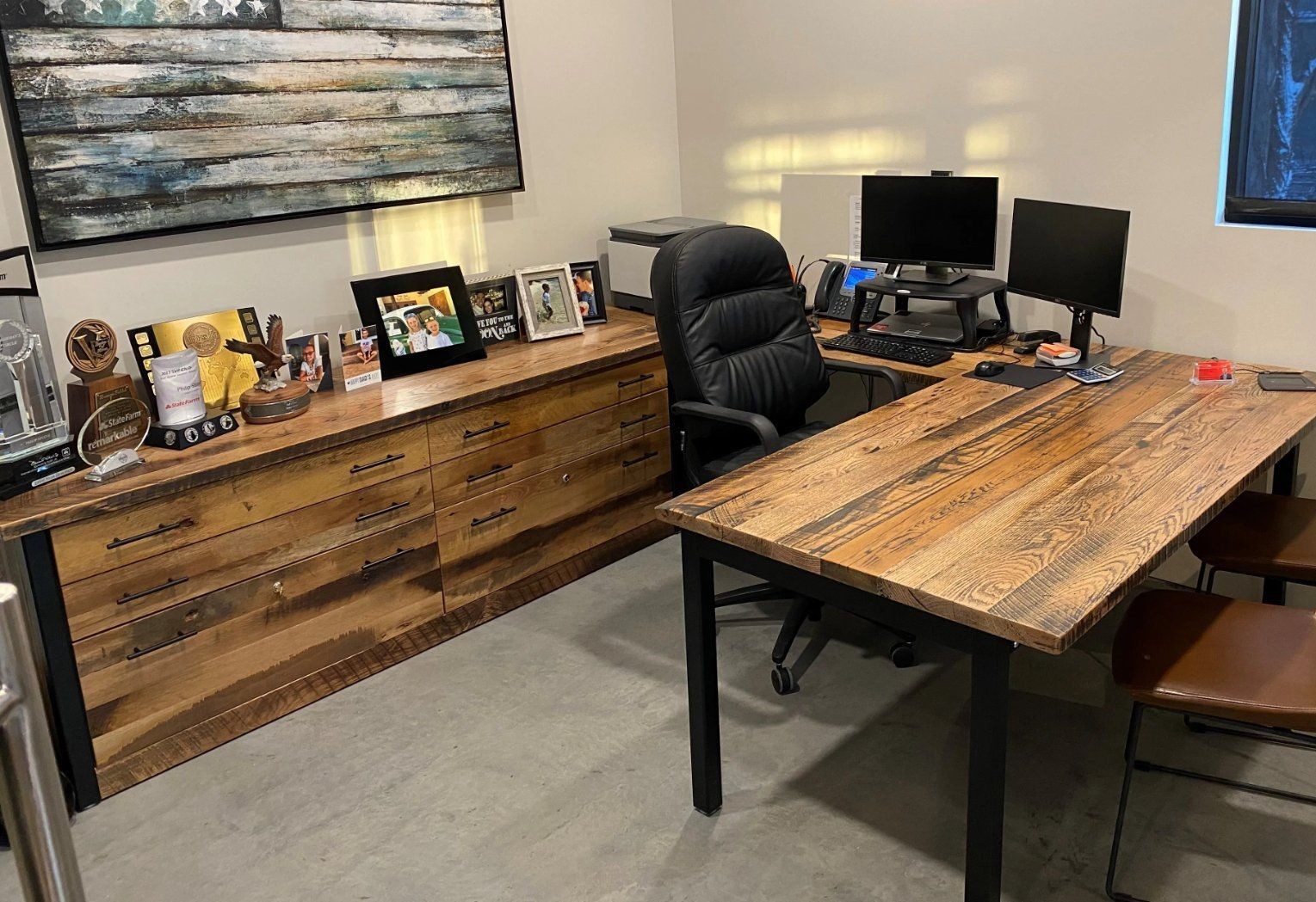                    OEM/ODM Customized Desk for Hotel, Villa, Resort, Bar, Restaurant and Lobby Projects with Solid Wood Frame in China             
