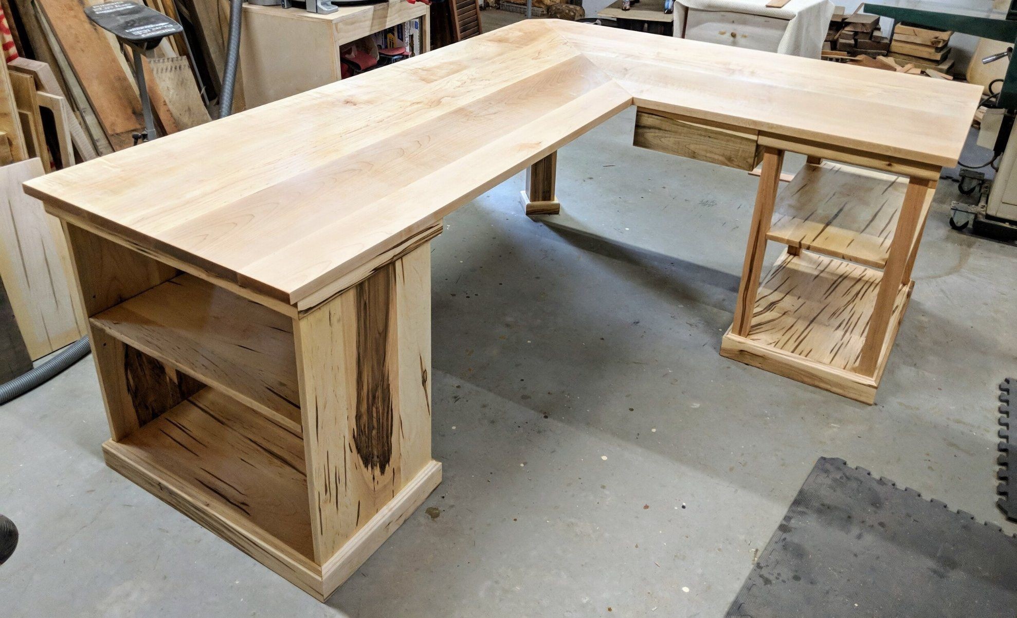                    OEM/ODM Customized Desk for Hotel, Villa, Resort, Bar, Restaurant and Lobby Projects with Solid Wood Frame in China             