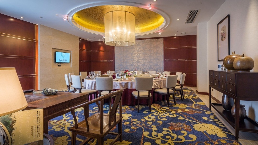 OEM/ODM Customized Luxury Commercial Furniture Collection with Solid Wood for Hotel, Villa, Resort, Apartment, Bar and Restaurant