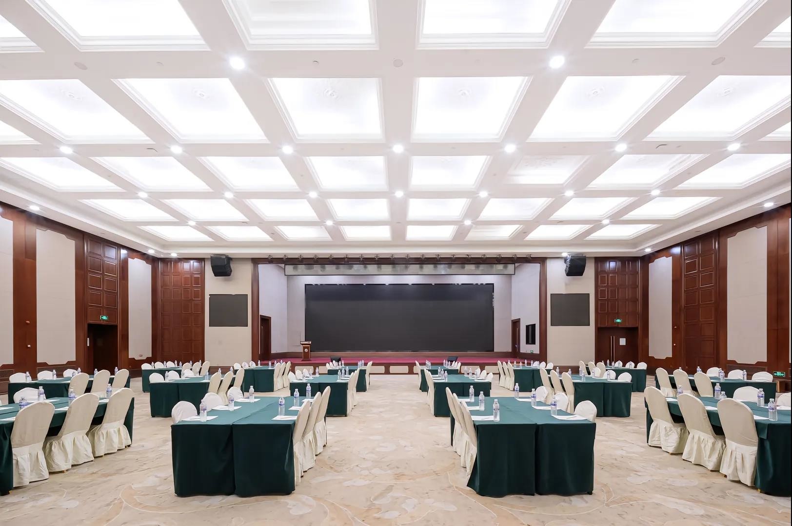 OEM/ODM Customized Elegant High End Hotel Furniture with Solid Wood Collection for Commercial Club