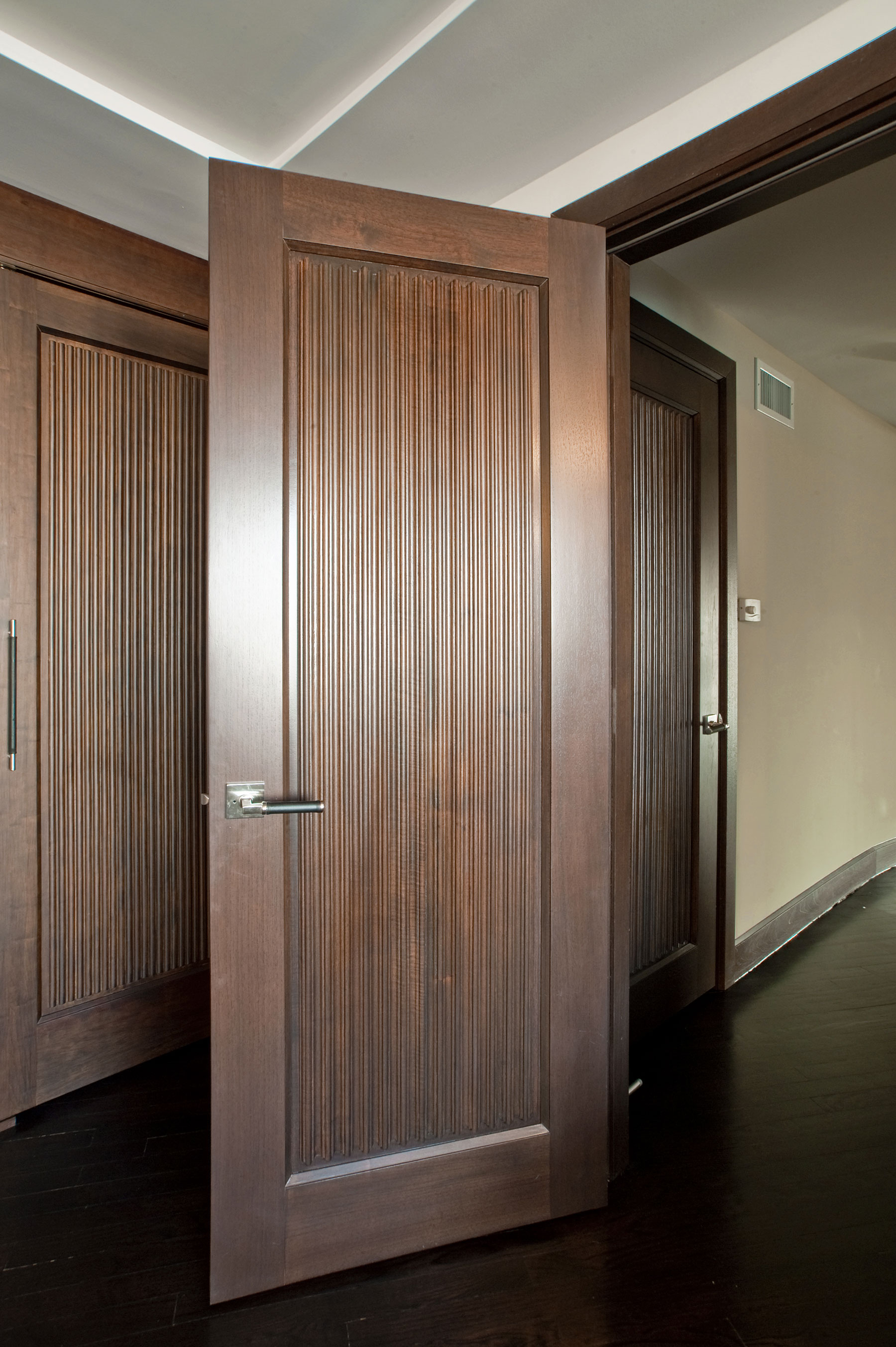 OEM/ODM Customized China Manufacture Good Quality Door Collection Sets with Solid Wood Frame