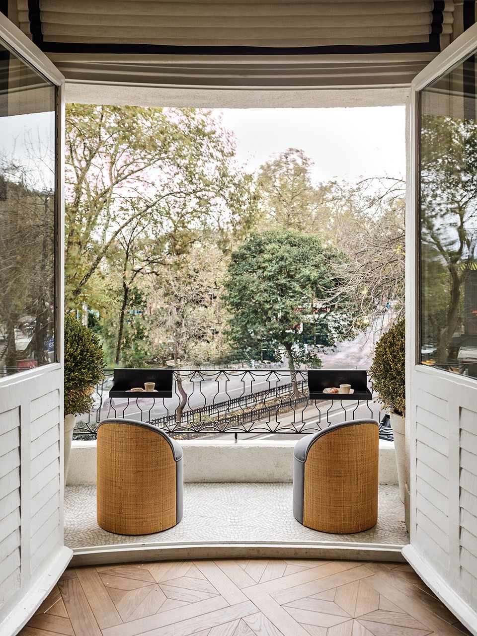 Elegant Necklace Ring Display Showcase Round Glass Jewelry Display Cabinet For Luxury Boutique