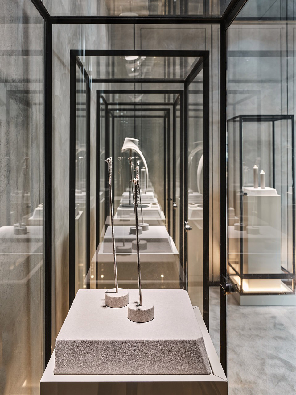 Elegant Necklace Ring Display Showcase Round Glass Jewelry Display Cabinet For Luxury Boutique