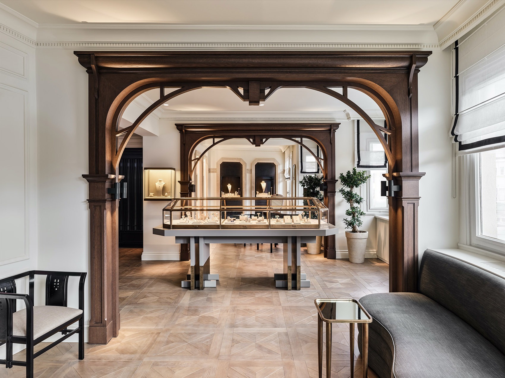 Elegant Necklace Ring Display Showcase Round Glass Jewelry Display Cabinet For Luxury Boutique