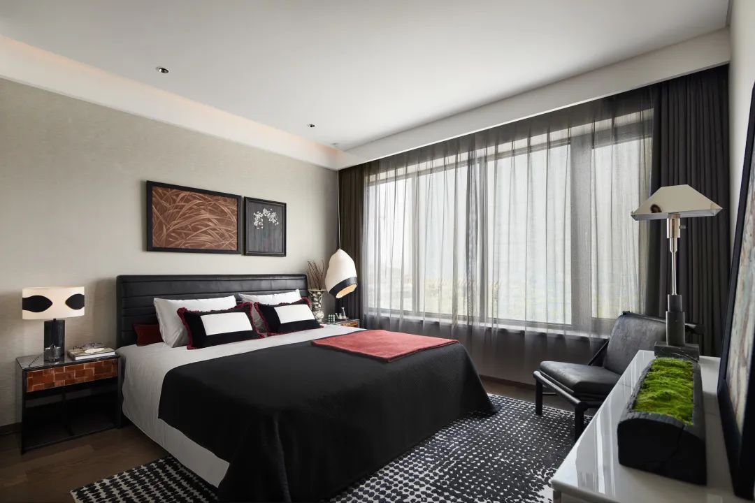 OEM/ODM CUSTOM MODERN LUXURY HOTEL BEDROOM FURNITURE SET | UPHOLSTERED BED FRAME, NIGHTSTAND & DECORATIVE PILLOWS FOR VILLA & HIGH-END RESIDENTIAL