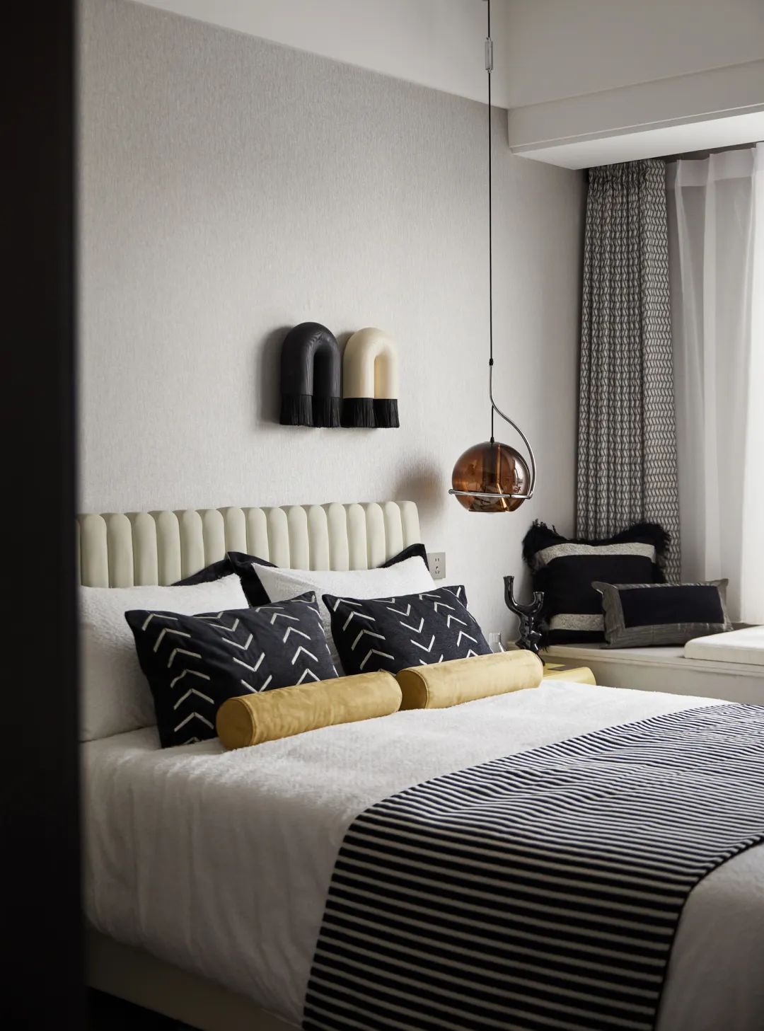 OEM/ODM CUSTOM MODERN LUXURY HOTEL BEDROOM FURNITURE SET | UPHOLSTERED BED FRAME, NIGHTSTAND & DECORATIVE PILLOWS FOR VILLA & HIGH-END RESIDENTIAL