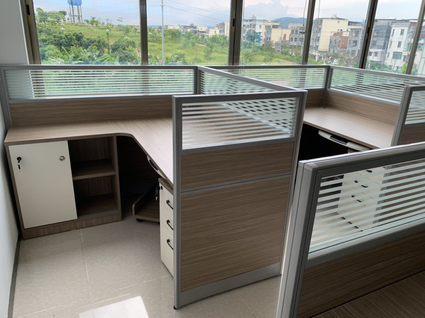 CUSTOM L-SHAPE MODULAR OFFICE CUBICLE DESK | FROSTED GLASS PARTITION STAFF WORKSTATION WITH MOBILE PEDESTAL & SIDE CABINET, CHINA FACTORY WHOLESALE OFFICE FURNITURE