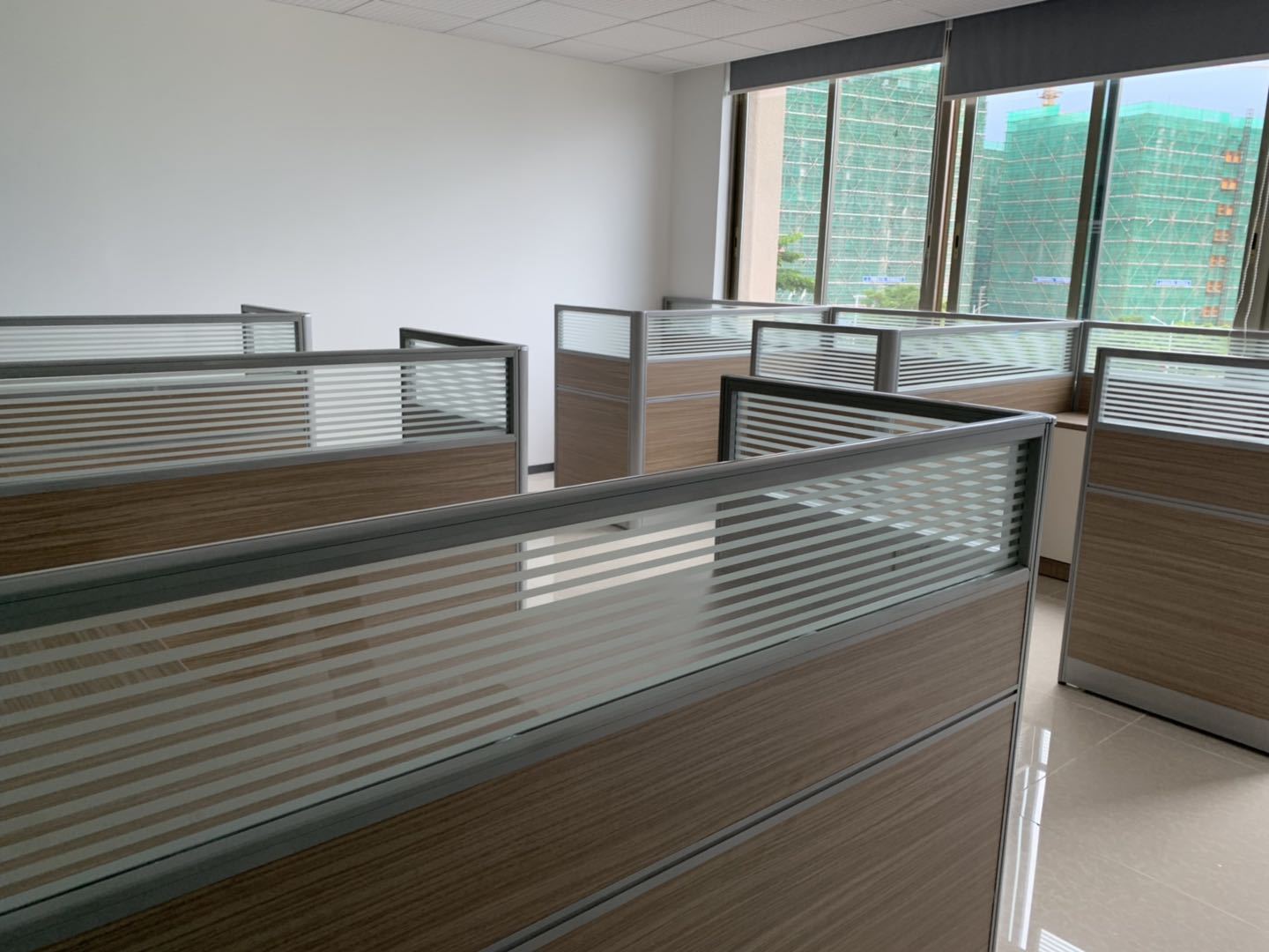 CUSTOM COMBINED OPEN-PLAN OFFICE PARTITION CUBICLE, MULTI-STAFF COMBINED WORKSTATION WITH STORAGE CABINET. PREMIUM MELAMINE DESKTOP & ALUMINUM GLASS DIVIDER, COMPETITIVE FACTORY PRICE