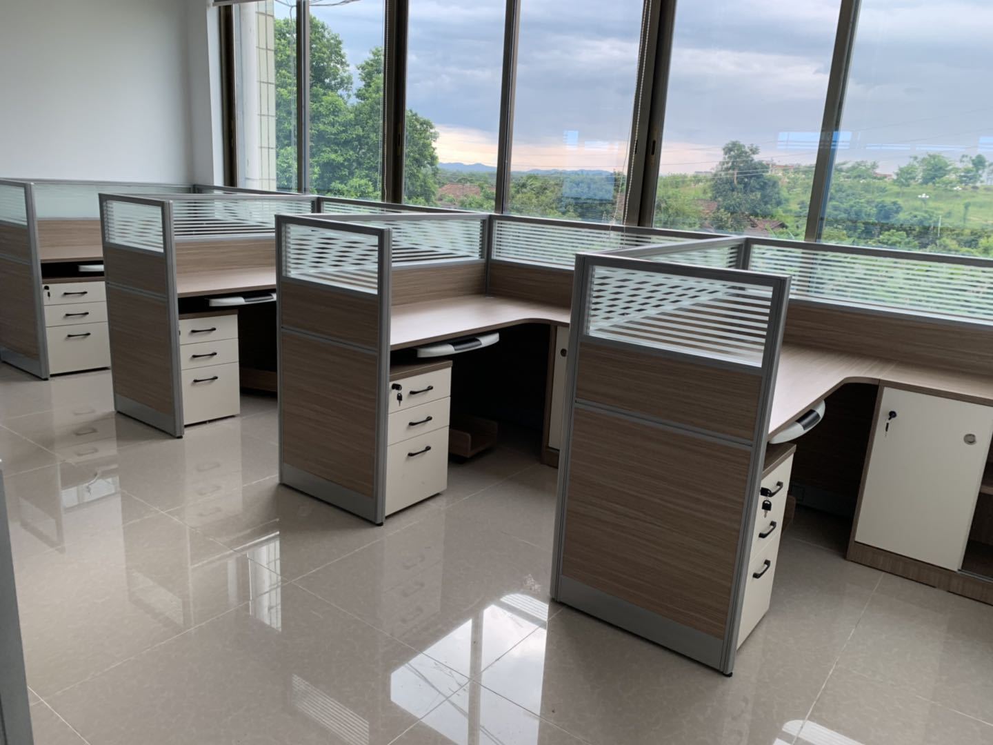 CUSTOM COMBINED OPEN-PLAN OFFICE PARTITION CUBICLE, MULTI-STAFF COMBINED WORKSTATION WITH STORAGE CABINET. PREMIUM MELAMINE DESKTOP & ALUMINUM GLASS DIVIDER, COMPETITIVE FACTORY PRICE