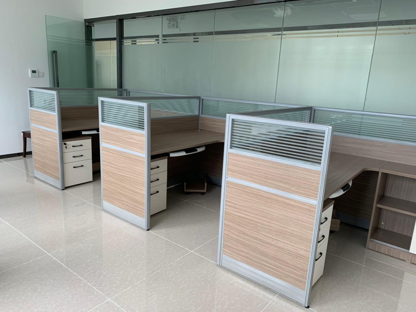CUSTOM COMBINED OPEN-PLAN OFFICE PARTITION CUBICLE, MULTI-STAFF COMBINED WORKSTATION WITH STORAGE CABINET. PREMIUM MELAMINE DESKTOP & ALUMINUM GLASS DIVIDER, COMPETITIVE FACTORY PRICE