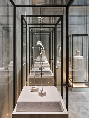 Elegante ketting-ring-vitrine ronde glazen sieradenvitrinekast voor luxe boetiek