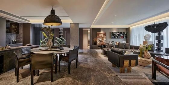 OEM/ODM PREMIUM CUSTOM HOTEL & RESIDENTIAL FURNITURE. Een solide houten en lederen bank, een marmeren koffietafel, een eetkamer, op maat gemaakte woonkameroplossingen.